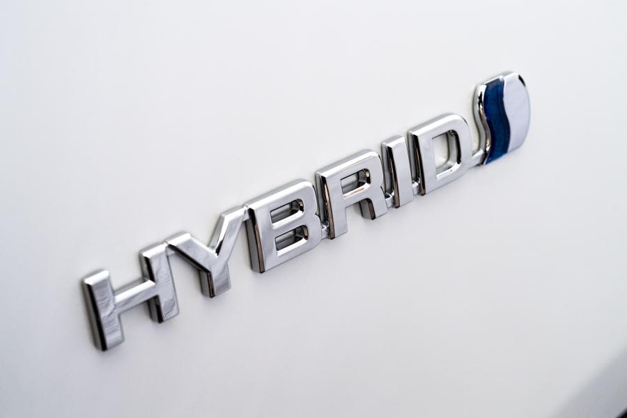 Логотип Toyota Yaris Hybrid Y20 2019 года  (UK) (фото 22 из 38)